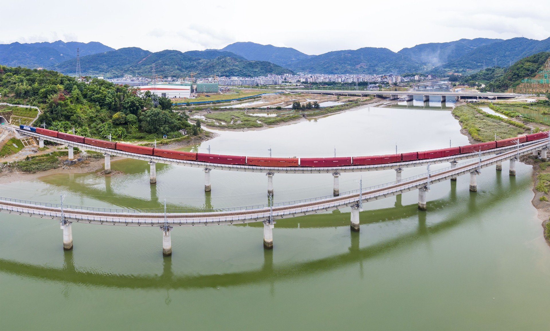 宁德汽车基地铁路专用线正式通车运营.jpg